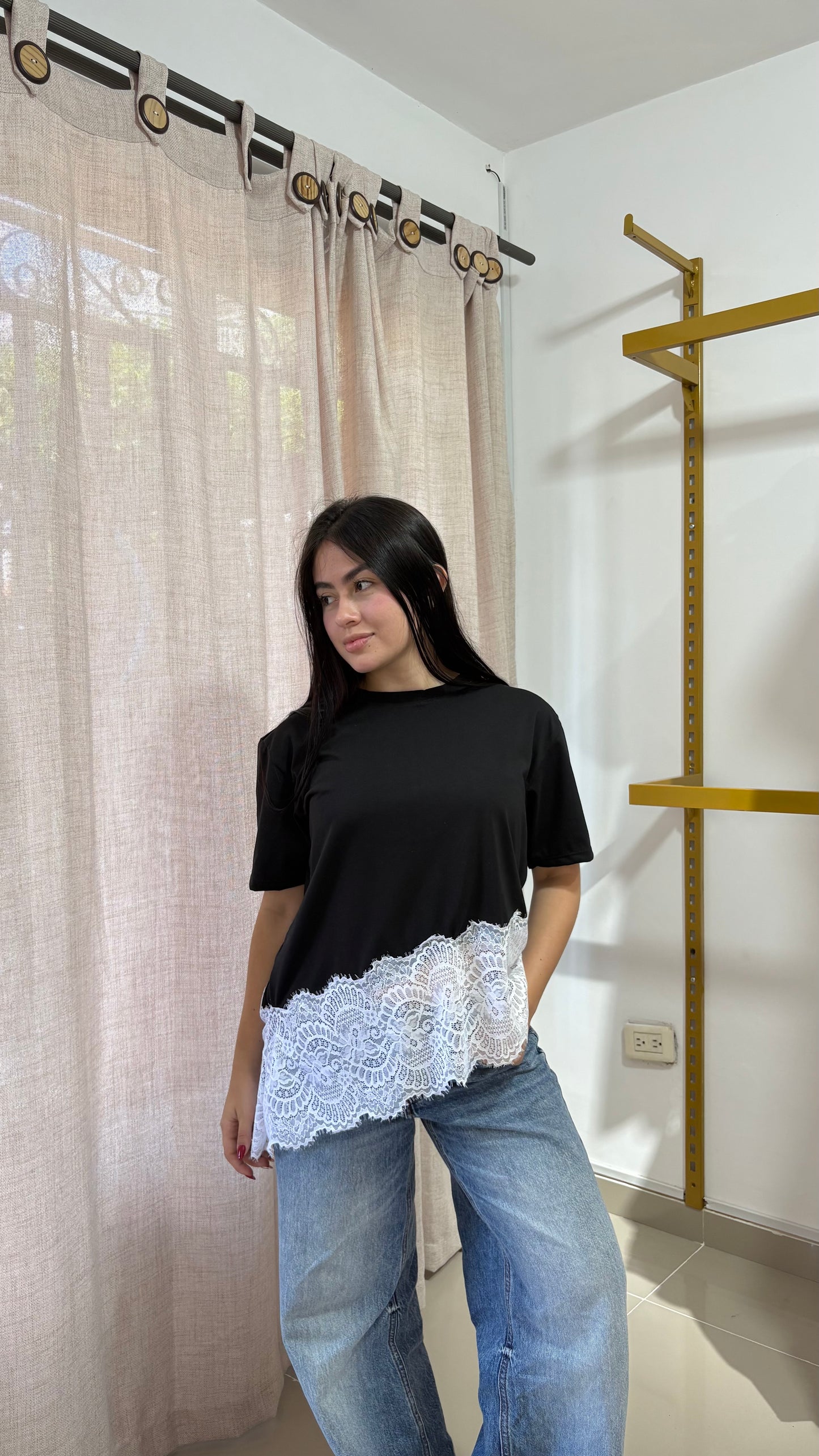 Blusa Serena negro con encaje blanco
