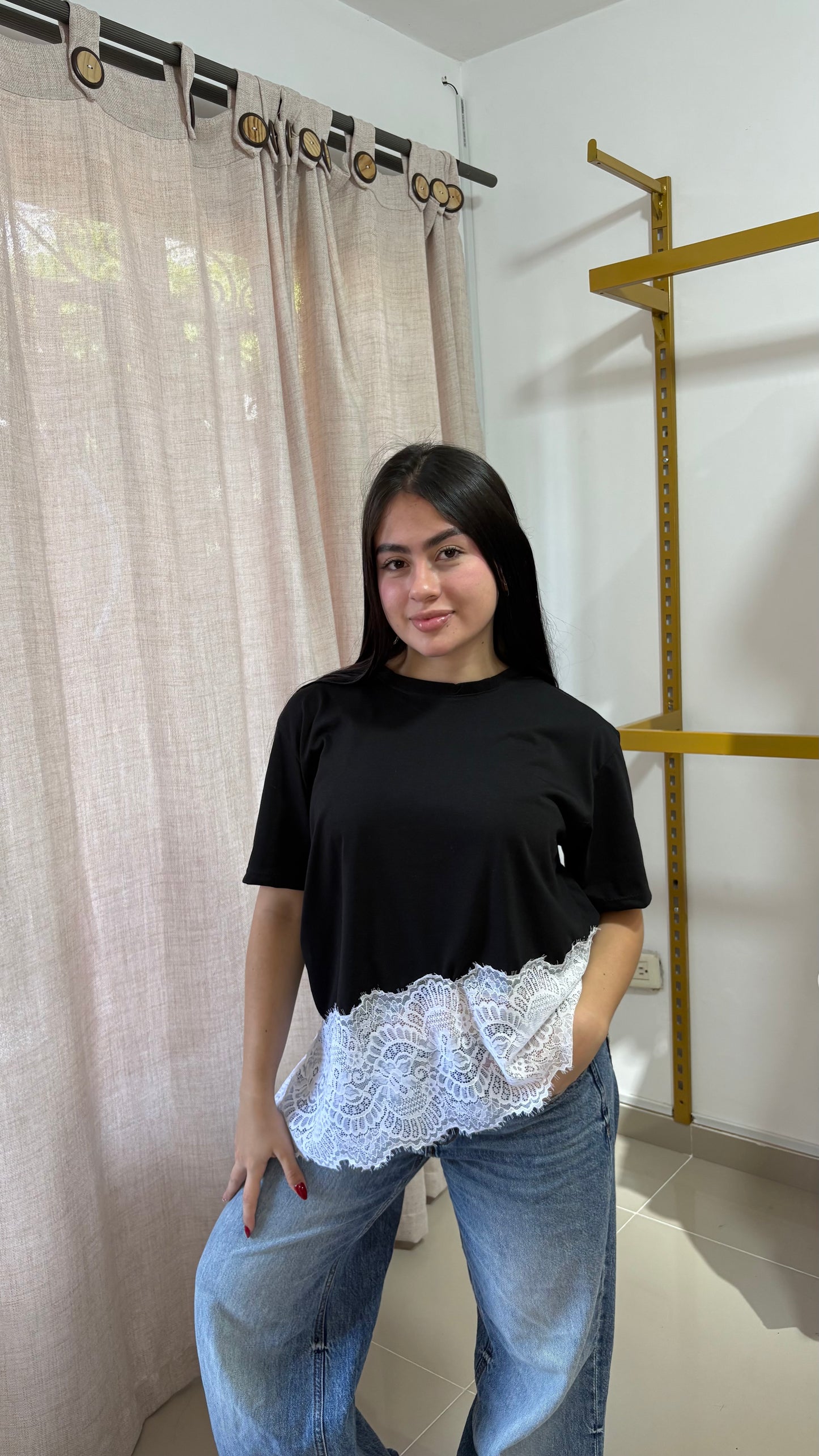 Blusa Serena negro con encaje blanco